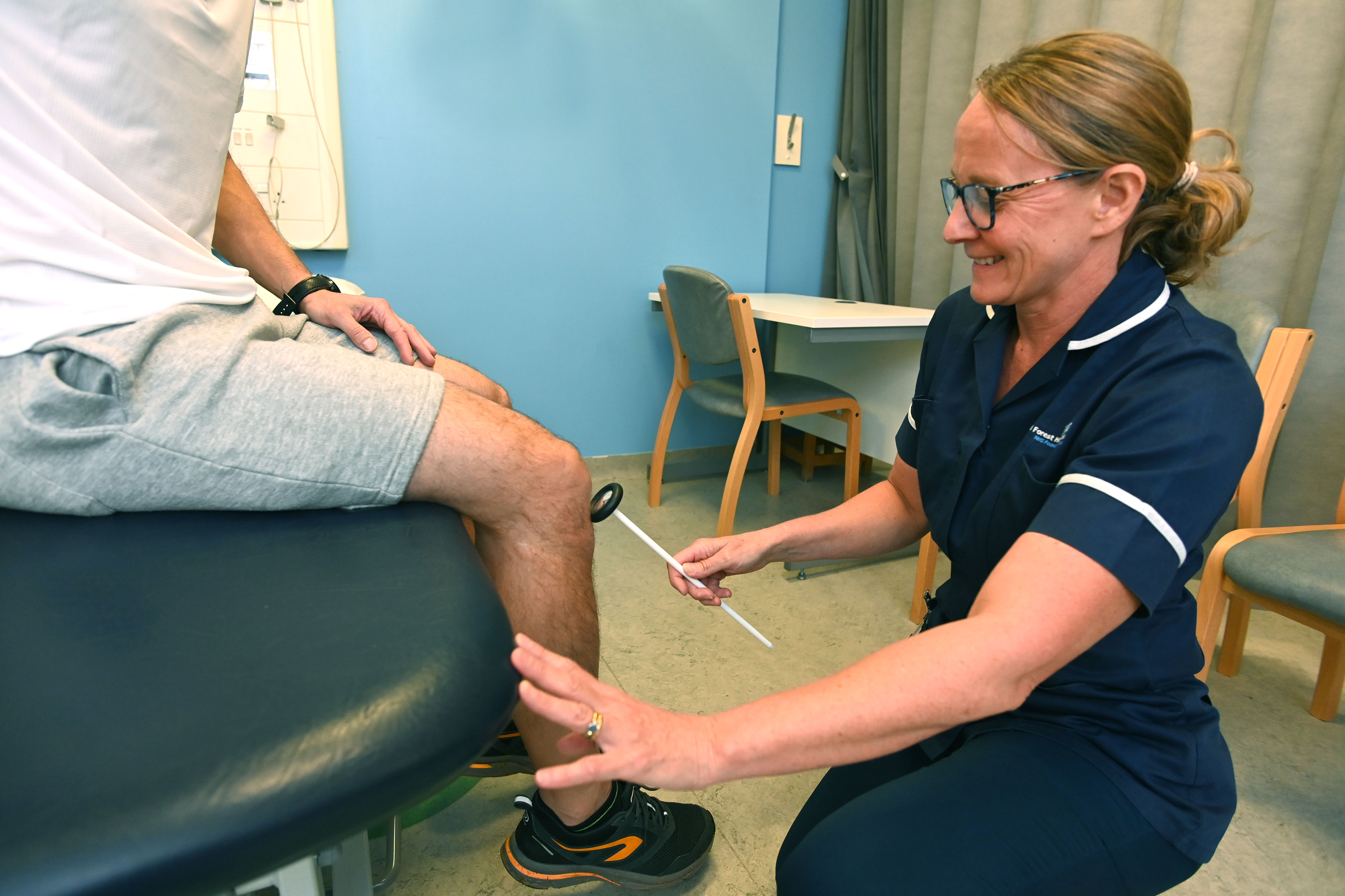 Image of a therapist assessing a knee 